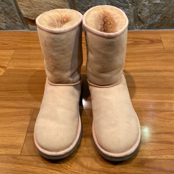 UGG CLASSIC SHORT BOOTS CREAM AND TAN SIZE 6 - Picture 3 of 7